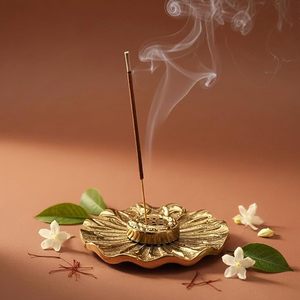 Porte-encens en laiton artisanal en forme de lotus, brûleur d'encens décoratif en forme de feuille pour la maison, le temple, la méditation et la décoration spirituelle - Product Image 6