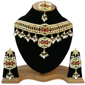 Conjunto de Joyería Clásico y Moderno de la India para Compromiso, Boda, Aniversario o Fiesta, con Cristales Tradicionales, Kundan, Perlas de Imitación y Baño de Oro - Product Image 1