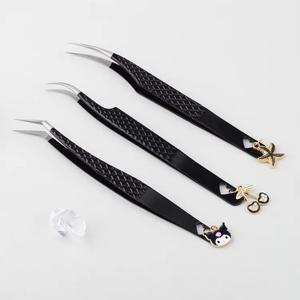 Pinzas para pestañas rosas con dijes de fresa y cereza, punta suave de acero inoxidable de precisión para aplicación de pestañas - Product Image 4