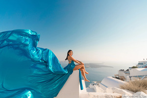 Vestido de satén azul turquesa de lujo para sesión de fotos, con cola larga y fluida, diseño sin espalda y aberturas laterales cruzadas - Product Image 4