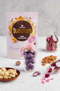 QUEENAM Vietnamien Vente en Gros Dragée HALAL OEM Rose Enrobé de Chocolat Amande Noix de Cajou Noix Macadamia 150G Alimentaire Bon Prix - Product Image 2