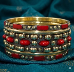 Ensemble de bracelets en laiton faits à la main, géométriques, avec incrustations rouges, bijoux traditionnels pour femmes - Product Image 4