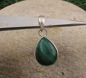 จี้มาลาไคต์ธรรมชาติ เงินแท้ 925 ชุบแพลตตินัม สร้อยคอพลอยทำมือ เครื่องประดับวินเทจ สำหรับทุกเพศ ฉลองครบรอบ - Product Image 1