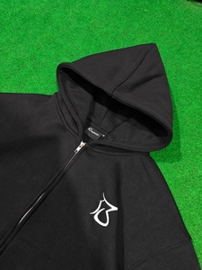 Ensemble de survêtement noir 500 GSM avec broderie, sweat à capuche zippé et pantalon de jogging ample à jambe droite en molleton 100% coton - Product Image 3