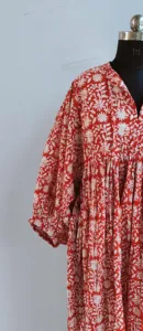 Vestido midi de algodón con estampado floral étnico rojo y blanco, cuello con lazo, manga corta abullonada, corte holgado, informal, para mujer. - Product Image 2