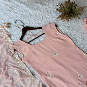 Conjunto Étnico VASTRA COTTAGE para Mujer, Top de Georgette con Bordado de Lentejuelas y Sharara de Georgette a Juego, para Fiestas - Product Image 3