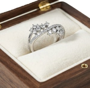 Bague de fiançailles classique en or massif 10K 14K 18K avec diamant de laboratoire rond de 1 carat, clair de pureté E, certifié IGI, couleur or, qualité VVS - Product Image 1