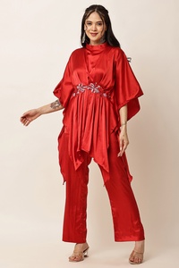 Ensemble élégant en satin rouge style kaftan empire avec broderie asymétrique, col montant, manches courtes et perles. - Product Image 6