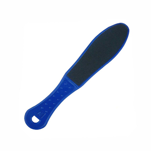 Râpe à pieds en acier inoxydable allemand avec manche en plastique pour l'élimination des peaux mortes, des callosités et des cuticules des orteils et des talons - Product Image 1
