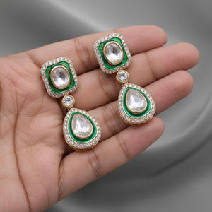 Boucles d'oreilles clous Jessica Creation en argent sterling 925 avec moissanite naturelle Polki et émail vert, pour mariage, fiançailles et soirées - Product Image 3