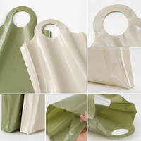 Sac de shopping en plastique PE brillant imprimé sur mesure avec poignée ronde découpée, sac de transport réutilisable pour l'emballage de détail