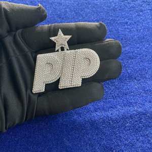 Colgante de Lujo con Letra PIP de Moissanita Iced Out y Engaste de Estrella en Acabado de Oro Blanco, Joyería Hip Hop - Product Image 1