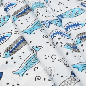 Tela de Algodón Orgánica Ecológica con Estampado de Pez Azul y Diseño Floral sobre Base Blanca, Estilo Kalamkari, para Ropa de Bebé - Product Image 4