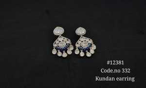 Boucles d'oreilles pendantes Kundan vertes 12381, en laiton plaqué or, motif floral ethnique, pour mariage indien, pour femmes, pour fêtes de mariage - Product Image 2