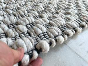 Tapis en laine noir et blanc contemporain de luxe, tissé à la main, prix direct usine indienne, pour intérieur et usage domestique. - Product Image 3