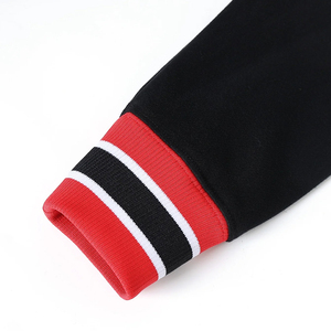 Sudadera Unisex Negra con Cuello Redondo, Ribete de Franjas Rojas y Blancas, Bolsillo, Estilo Casual, Tejido de Punto, Corte Regular, Invierno, Poliéster/Algodón - Product Image 3
