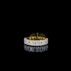 Anillo de Compromiso de Oro Amarillo con Tres Piedras de Moissanita VVS con Corte Esmeralda para Mujer, Marca Tasnim, Engaste de Garras, Clásico - Product Image 1