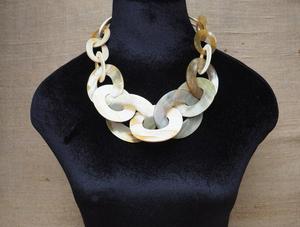 Collar de cadena con diseño de corazón vintage hecho a mano con cuerno de vaca natural de MN EXPORTS, para mujer, modelo MNE-438, de Uttar. - Product Image 2