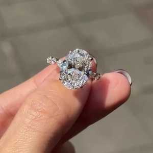 แหวนหมั้นเพชรทรงรี 3 กะรัต เพชรเลี้ยงในห้องปฏิบัติการ ตัวเรือนทอง 14k เงิน 925 ประดับแบบ Prong Set รุ่น Isabella Cluster Solitaire Band รับสั่งทำขายส่ง - Product Image 1