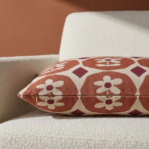 Coussin décoratif à motifs géométriques en terre cuite rouge et crème pour fauteuil et canapé de salon. 44x44 cm - Product Image 3