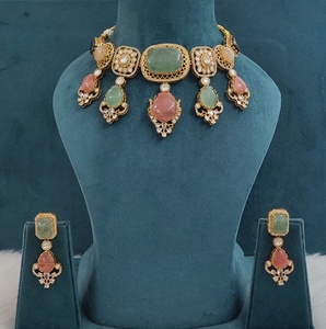 Ensemble de colliers inspiré de Sabyasachi, qualité supérieure, allure luxueuse, s'accorde avec les tenues occidentales et ethniques, parfait pour les soirées. - Product Image 3