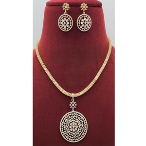 Conjunto de Collar y Pendientes de Diseño Exclusivo con Acabado Dorado y Blanco de Primera Calidad para Bodas y Fiestas, Colección para Mujer - Product Image 2