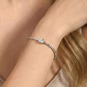 Bracelet chaîne de luxe en or massif 18 carats avec perles d'eau douce et sertissage griffe pour femme, idéal pour fiançailles, fêtes et mariages - Product Image 1