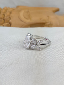 Anillo de Diamantes con Corte Pera y Piedras Laterales en Oro Blanco |   Anillo de Compromiso Nupcial Moderno y de Lujo |   Regalo de Aniversario de Bodas para Esposa - Product Image 2