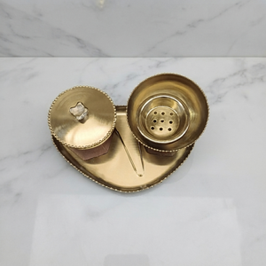 Juego de quemadores de incienso dorados de metal, apoyados en bases geométricas de madera en ángulo, completo con tapa, pinzas y bandeja a juego con diseño floral. - Product Image 5