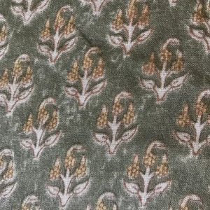 Tela de algodón estampada a mano – Pequeño estampado floral Buti |   Textil Tradicional Indio Color Verde Salvia - Product Image 3