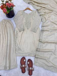 Presentamos la nueva colección de diseñadores en Cosmos con un conjunto de top, pantalón y dupatta con bordados elaborados, completamente cosido. - Product Image 4