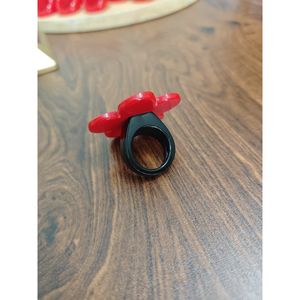 Bague ovale en résine rouge signature, faite à la main, brillante, épaisse, bijou fantaisie léger, accessoire de créateur pour femme - Product Image 3