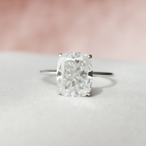 Bague Cocktail de Luxe pour Femme, Diamant Taille Coussin 6,0 Carats Certifié IGI, Monture Tension en Platine, Collection Hidden Riches - Product Image 1