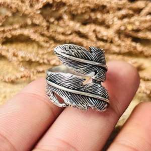 Anillos de Pluma Silvereye, Anillo Boho con Hoja para Mujer, Acabado en Plata Oxidada, Chapado en Oro de 18K, Diseño Nativo, Venta al por Mayor - Product Image 2