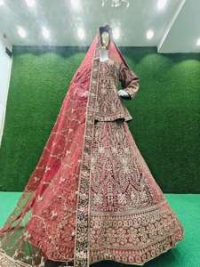 Lujoso conjunto de Lehenga nupcial Peplum de terciopelo con piedras Zarkan pesadas Dupatta nupcial completa y Lehenga acampanado para boda y fiesta - Product Image 3