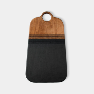 Cette planche à découper en bois bicolore présente un dessus naturel accentué par des bandes texturées en chevrons pour couper les légumes. - Product Image 1