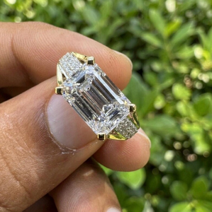 Bague de fiançailles solitaire flottante en diamant de laboratoire taille émeraude de qualité supérieure E VVS2 VS1 avec pavé, disponible en 2 carats, 3 carats, 4 carats - Product Image 3