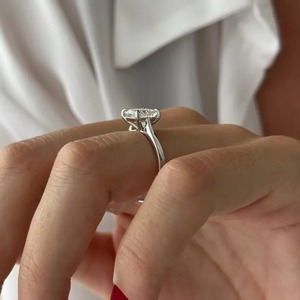 Anillo de Compromiso Solitario con Diamante Cultivado en Laboratorio de 2 Quilates, Corte Princesa, Diseño Catedral Cónico, Oro Blanco de 18K, Certificado IGI - Product Image 2