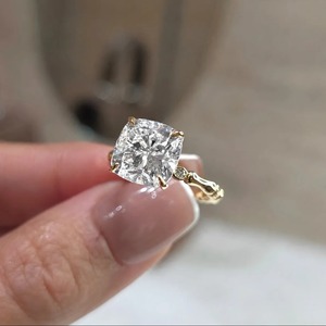 แหวนหมั้นเพชรเม็ดเดี่ยวทรงสี่เหลี่ยมขนาด 5 กะรัต ทองคำแท้ 14K พร้อมวงแหวนแกะสลัก - Product Image 3