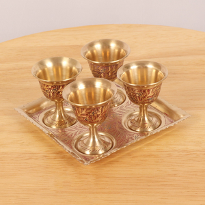 Ensemble de 4 verres à vin en laiton avec plateau de service, gobelets à vin avec finition en laiton décorative, ensemble de vaisselle de luxe pour la table à manger et la maison - Product Image 4