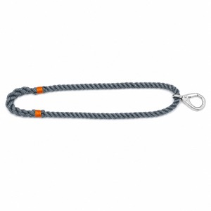 Cordón de poliéster premium trenzado gris con detalles naranjas y clip metálico para tarjetas de identificación, llaves y credenciales. - Product Image 6