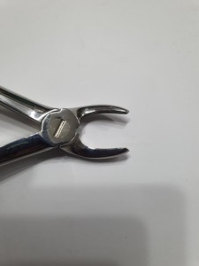 Pinzas para Dientes del Sabiduría Superiores BK Industries, Acero Inoxidable, Agarre Moleteado Plateado, Instrumento Quirúrgico Manual Clase I - Product Image 2