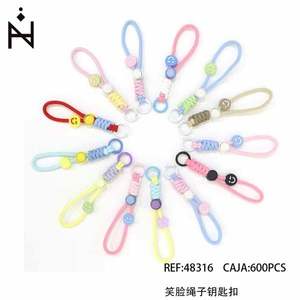 Llavero de Peluche con Cara Sonriente LLAVORO con Cuerda para Agregar un Toque Divertido a tus Llaves - Product Image 1