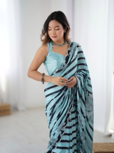 Elegante Sari para Mujer con Estampado Floral y Rayas en Verde Menta y Negro para Bodas Étnicas Indias y Pakistaníes - Product Image 2