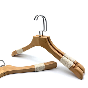 Cintres à vêtements en bois pour femmes, antidérapants, avec logos personnalisables, prix abordables, excellente qualité, design moderne - Product Image 2