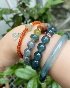 Pulsera de Resina de Diseño Artesanal con Acabado Moderno y Sofisticado, Accesorio Elegante para Colecciones de Moda - Product Image 3