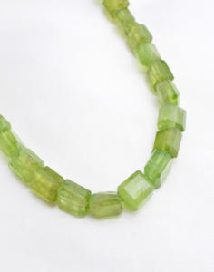 Peridoto natural facetado irregular, piedra preciosa natural, piedra preciosa para la elaboración de joyería fina. - Product Image 1