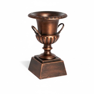 Vase en métal antique à motif côtelé, pot de fleurs ou de plantes vertes classique pour bureau, utilisation intérieure, base carrée - Product Image 1