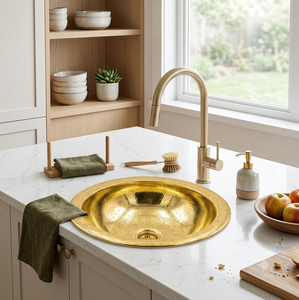 Lavabo rond en laiton avec bord large et lisse et intérieur classique en or poli pour hôtels, centres de villégiature, spas et intérieurs commerciaux - Product Image 3