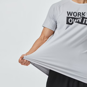 เสื้อยืดแขนสั้นสีเทาสำหรับผู้ชายพร้อมลายพิมพ์ Work It Own It แห้งเร็ว คอกลม ทรงปกติ ผ้าเจอร์ซีย์ลำลอง - Product Image 3
